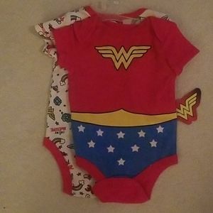 2 pack 🦸‍♂️ Wonder Woman 🦸‍♂️ NB Onsies NWTS